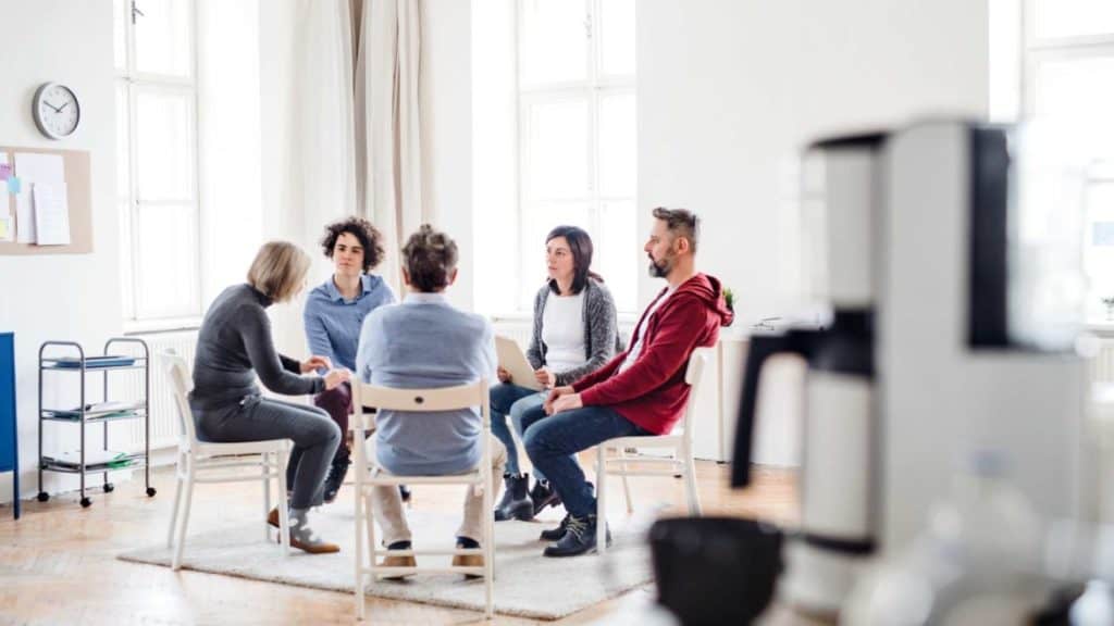 ¿Qué servicios ofrece un centro de rehabilitación? 6 Terapida de grupo stock