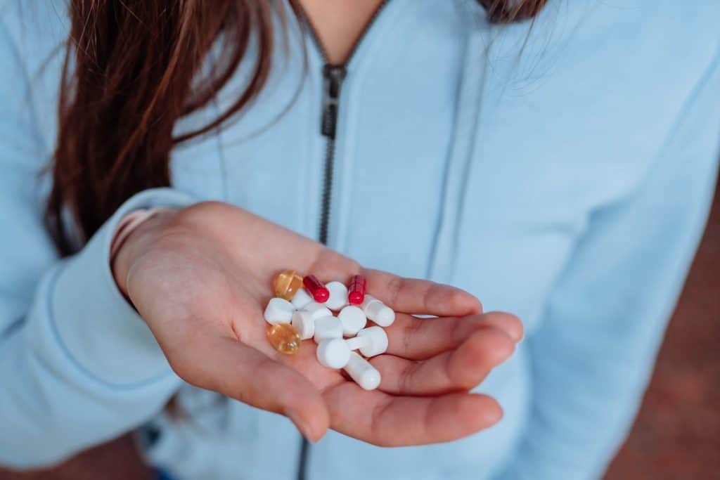 ¿Cómo ayudar a una persona con ansiedad por drogas? 5 woman takes shows pills